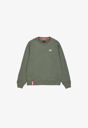 Olivově zelená mikina vyrobená z měkké tkaniny, s kulatým výstřihem, žebrovanými manžetami, bílým logem a červenou akcentovou nášivkou na spodním lemu.