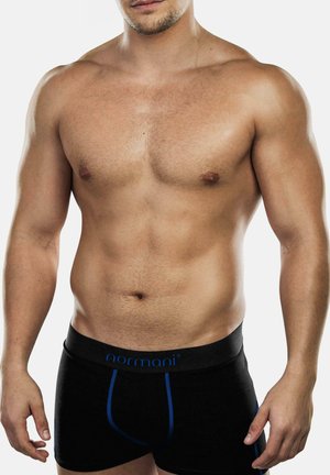 Schwarze Boxerbriefs mit blauen Akzenten, aus weichem Stoff gefertigt. Mit einem logoed Bund und einer engen Passform, die einen muskulösen Körperbau zur Schau stellt.