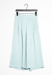 Pantalons larges bleu clair en tissu lisse, avec des plis à l'avant, une taille haute et un ourlet net. Accrochés à un cintre noir.