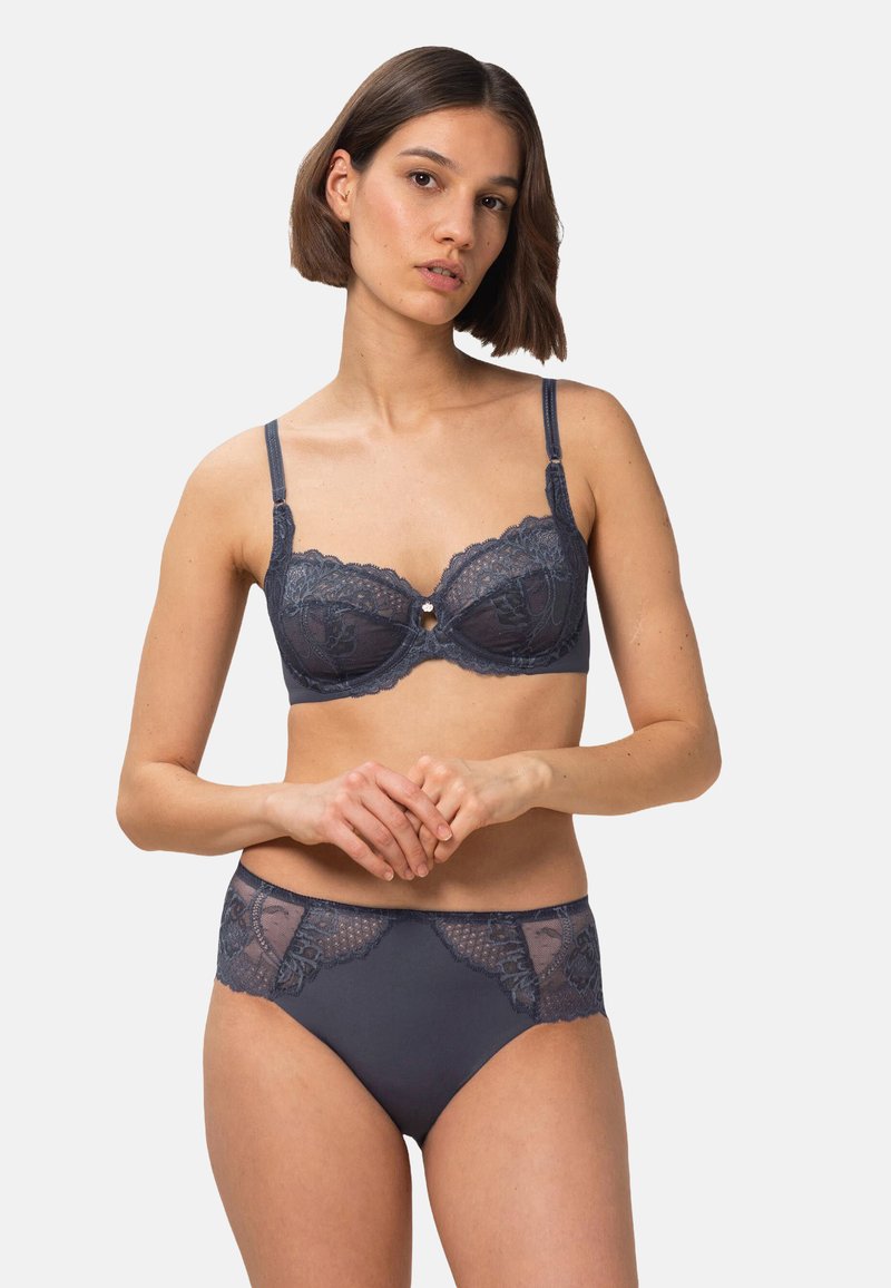 Harmaa pitsinen rintaliivi, jossa on tuki ja säädettävät olkaimet, keskiössä avainreikäyksitys. Sopivat harmaat pitsiset korkeat alushousut.