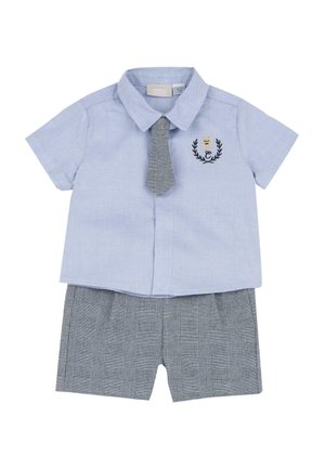 Dětský oděvní set obsahující světle modrou košili s krátkým rukávem a límečkem a šedivou kostkovanou kravatu, doplněný kostkovanými šortkami.