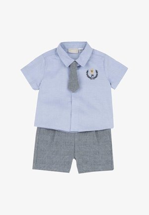 Ensemble de vêtements pour enfant comprenant une chemise à manches courtes bleu clair avec col et une cravate à carreaux gris, assortie à un short à carreaux.