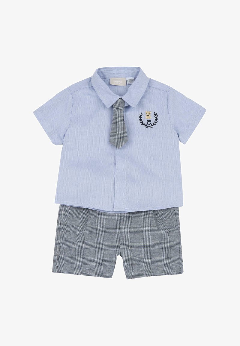 Ensemble de vêtements pour enfant comprenant une chemise à manches courtes bleu clair avec col et une cravate à carreaux gris, assortie à un short à carreaux.