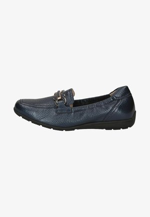 Mocassin en cuir bleu marine avec finition texturée, accent de boucle décorative, bout rond et semelle flexible en caoutchouc noir.