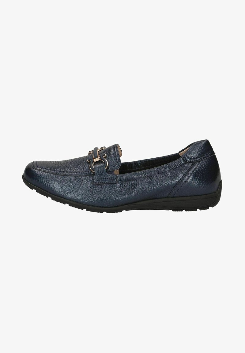 Mocassin en cuir bleu marine avec finition texturée, accent de boucle décorative, bout rond et semelle flexible en caoutchouc noir.