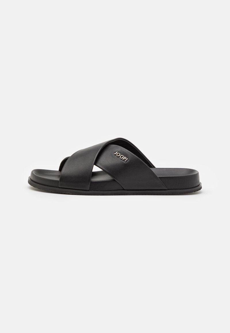Sandalha preta de slide com tiras cruzadas e sola plana. Feita de material sintético, possui um design elegante e um detalhe em logotipo dourado.