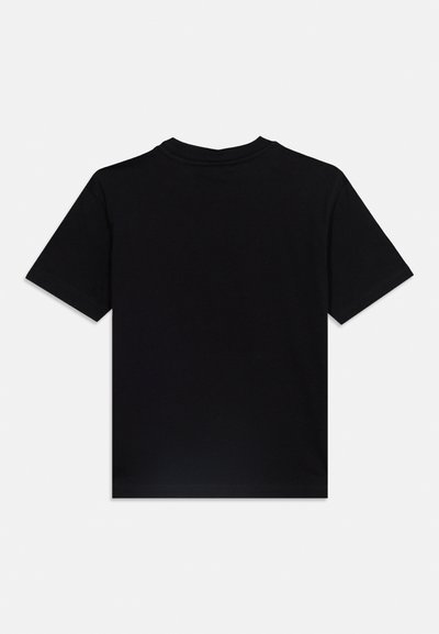 Μαύρο κοντομάνικο μπλουζάκι με στρογγυλή λαιμόκοψη, εμφανιζόμενο από την πίσω πλευρά σε απλό φωτεινό φόντο.