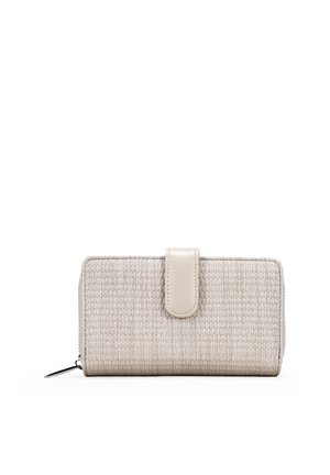 Cartera tejida de color gris claro con un cierre de cuero beige liso, con borde con cremallera y forma rectangular y plana.