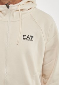 EA7 Emporio Armani LOGO - Felpa con zip - whitecap grey