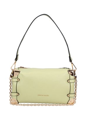 Borsa a mano verde chiaro in faux pelle, con hardware dorato, una tracolla a catena e dettagli neri a contrasto. Forma rettangolare semplice.