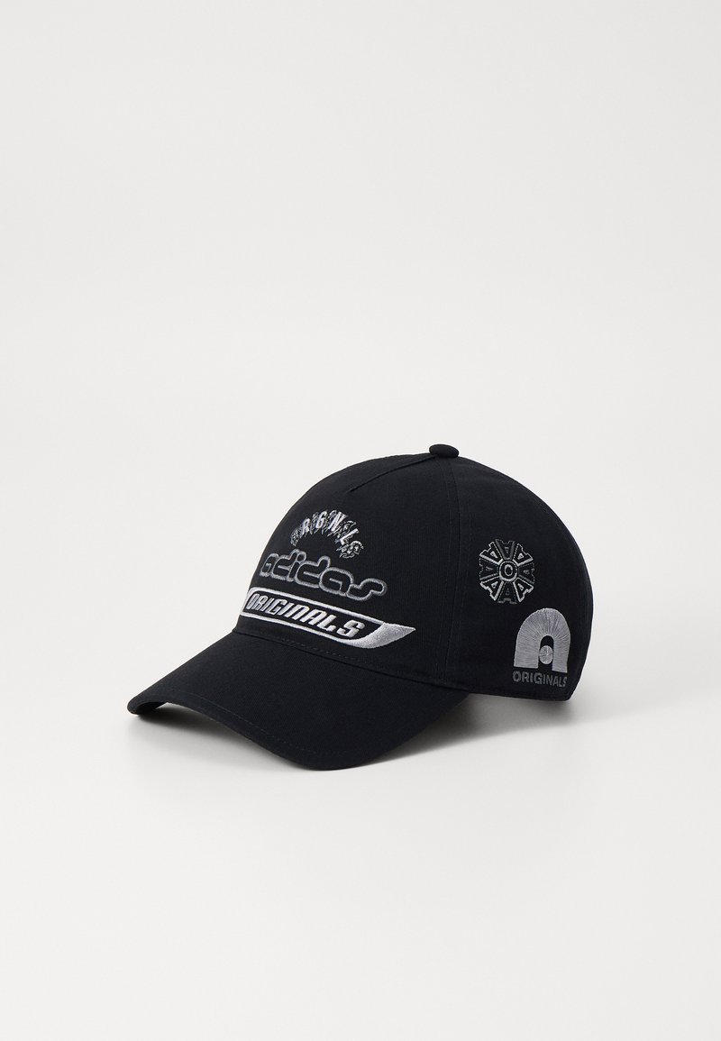 Črna bejzbol kapa z vezenim logotipom "adidas Originals", srebrnimi detajli, ukrivljenim robom in kontrastnim šivom. Mehka tkanina.