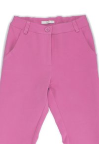 Pantaloni rosa in tessuto liscio, con chiusura a bottone in vita, tasche laterali e una vestibilità su misura.