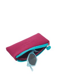 Etui na okulary przeciwsłoneczne w fuksjowym neoprenie z turkusowym zamek błyskawicznym. Zawiera jasnoniebieskie, sześciokątne okulary przeciwsłoneczne z ciemnymi soczewkami.