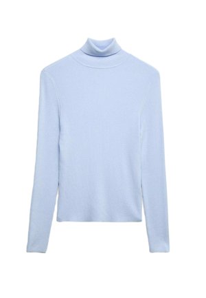 Lichtblauw geribbelde lange mouwen coltrui met aansluitende manchetten en een licht verkorte zoom op een witte achtergrond.