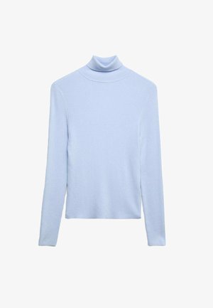 Lichtblauw geribbelde lange mouwen coltrui met aansluitende manchetten en een licht verkorte zoom op een witte achtergrond.