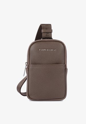 Borsa a tracolla in pelle marrone con superficie texturizzata, chiusura con zip, tasca frontale e una tracolla robusta. Presenta il logo inciso sul davanti.