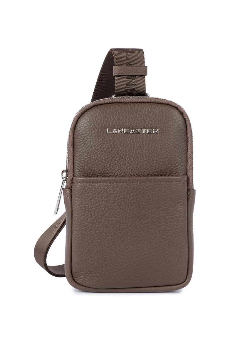 Borsa a tracolla in pelle marrone con superficie texturizzata, chiusura con zip, tasca frontale e una tracolla robusta. Presenta il logo inciso sul davanti.