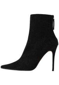 Bottine noire en daim avec un bout pointu, un talon haut et fin, et une fermeture éclair à l'arrière. Texture lisse, design  élégant.