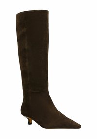 Botte haute jusqu'au genou en daim marron, avec un bout pointu et un petit talon carré. Texture lisse, design sans couture et sans quincaillerie visible.
