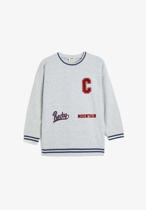 Grå sweatshirts med navy kant, med rødt "C" og teksten "Rocky" og "MOUNTAIN" i rød og blå skrift. Langærmet design.
