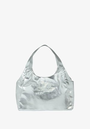 Borsa tote metallica argentata con un grande logo in rilievo. La borsa ha una finitura liscia e strutturata e ampie spalline morbide.