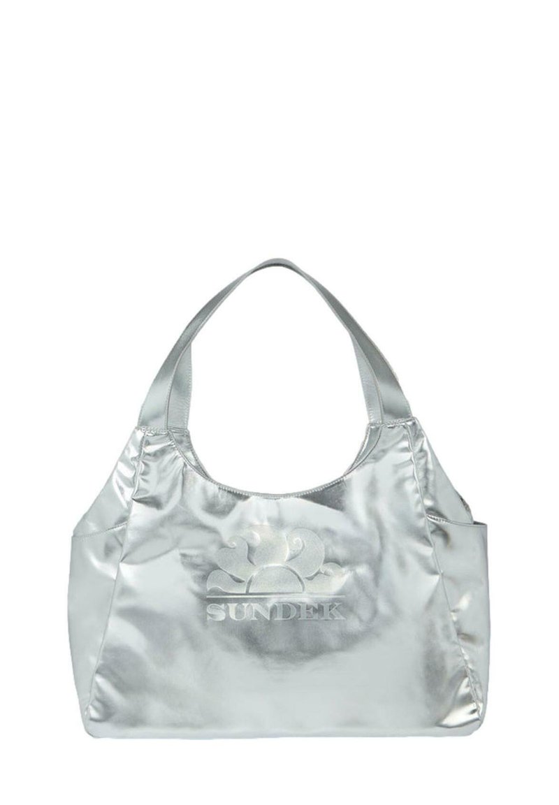 Borsa tote metallica argentata con un grande logo in rilievo. La borsa ha una finitura liscia e strutturata e ampie spalline morbide.