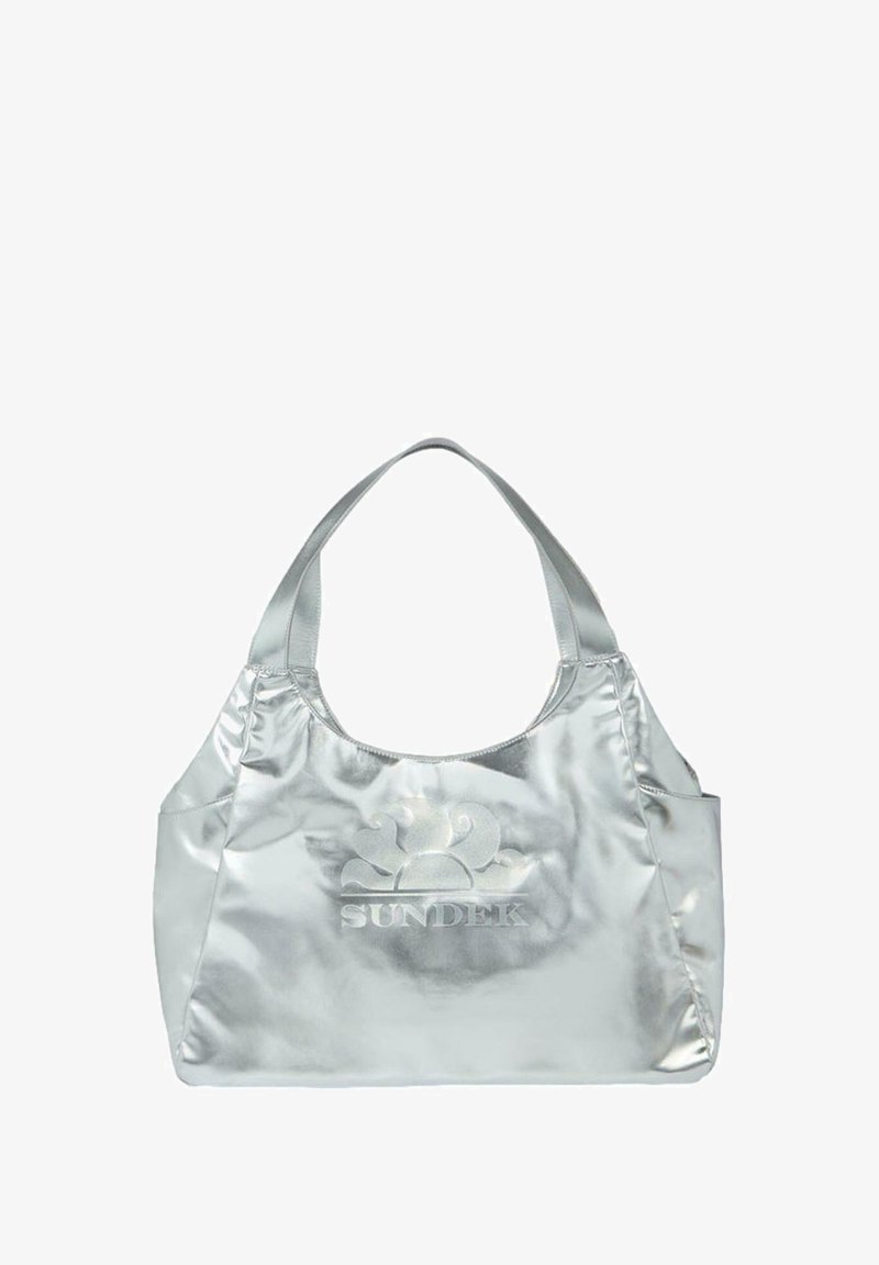 Borsa tote metallica argentata con un grande logo in rilievo. La borsa ha una finitura liscia e strutturata e ampie spalline morbide.