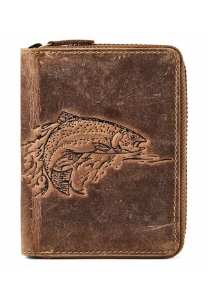 Cartera de cuero marrón con diseño en relieve de un pez saltando y bordes cosidos, cerrada con cremallera en el lado derecho.
