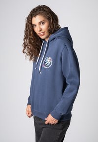 Navyblauwe hoodie met een grafische print aan de voorzijde, capuchon met trekkoord en geribde boorden. Gemaakt van een zachte stof, met een ontspannen pasvorm en een kangaroopzak.