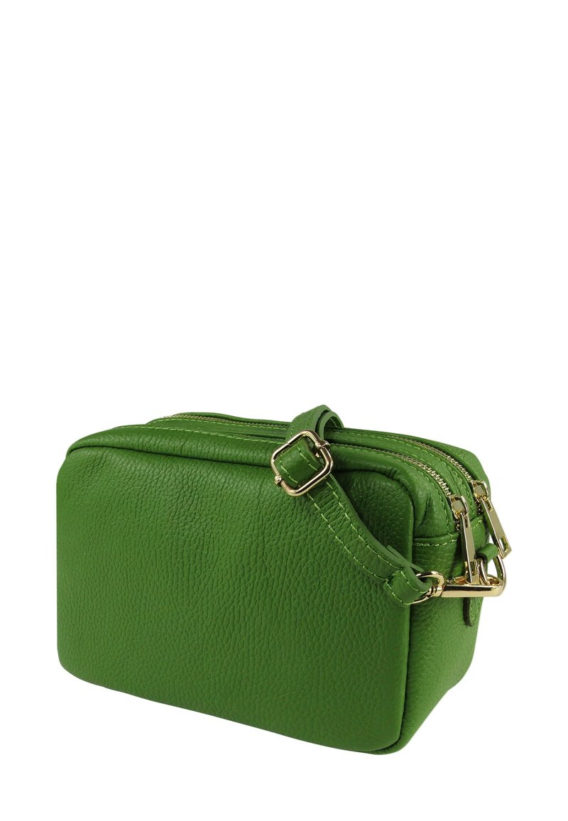 Groene leren handtas met een gestructureerde afwerking, voorzien van twee met rits afgesloten vakken en een afneembare schouderriem met gouden accenten.