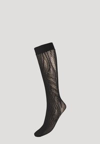 Sorte knæhøje strømper lavet af fiskenet materiale, med et bølget mønster, en solid sort manchet øverst og en struktureret overflade.