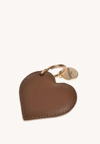 porte-clés en cuir marron en forme de cœur avec des coutures visibles et une petite étiquette ronde dorée gravée "LOXWOOD Paris" attachée à un anneau en métal.