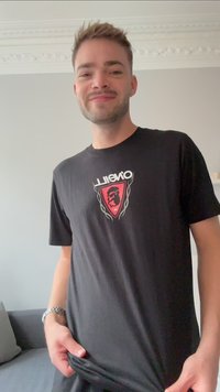 T-shirt noir à manches courtes avec un imprimé graphique d'un bouclier rouge portant un visage stylisé et le mot "Oneill", fabriqué en tissu lisse.