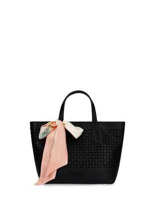 Schwarze Tragetasche mit ausgeschnittenem Muster und strukturierten Griffen, verziert mit einem an den linken Griff gebundenen rosa-cremefarbenen Blumenschal.