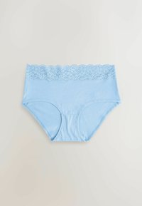 Jasnoniebieskie bawełniane majtki typu brief z falbaniastą koronkową talią, charakteryzujące się gładkim materiałem i dopasowanym krojem. Czyste linie, bez dodatkowych wzorów.