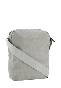 Borsa a spalla sintetica grigia di forma quadrata, con superficie testurizzata, chiusura con zip e tracolla regolabile. Design minimalista senza accenti prominenti.