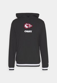 Musta huppari, jossa on brodeerattu Kansas City Chiefsin logo ja teksti. Yksivärinen, valkoisilla raitakoristeilla hihoissa ja helmassa.