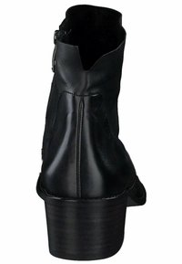 Černá kožená kotníková bota s nízkým podpatkem, má částečně otevřený svršek a hladký povrch s prošíváním podél švů.
