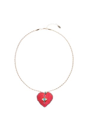 Collier pendentif en forme de cœur rouge avec un design à perles, mettant en valeur un accent doré et une pierre turquoise, fixé à une chaîne en argent torsadée.