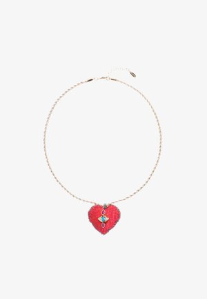 Rote herzförmige Anhängerkette mit Perlendekor, verziert mit einem goldfarbenen Akzent und einem Türkis-Edelstein, befestigt an einer verdrehten Silberkette.