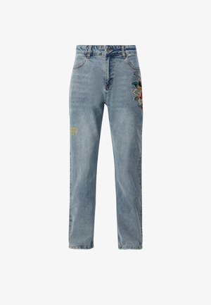 Jasnoniebieskie dżinsy z prostymi nogawkami, ozdobione kolorowymi haftowanymi wzorami kwiatowymi oraz żółtym napisem z przodu.