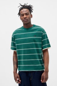 Grünes gestreiftes T-Shirt aus Baumwolle, mit weißen horizontalen Streifen, einem Rundhalsausschnitt und einem kleinen Logo-Patch auf der linken Seite.