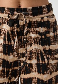 ONLY Petite ONLHILLERY - Kelnės - black/brown tie dye