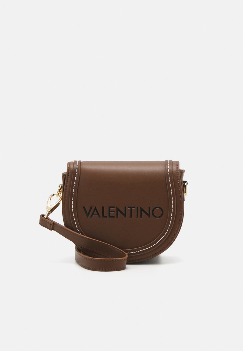 Borsa a tracolla in pelle marrone con forma curva, cuciture bianche, accessori in oro e logo "VALENTINO" sul fronte.