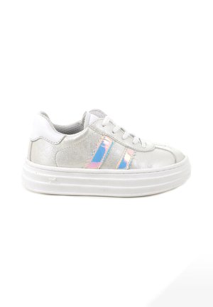 Sneaker platform bianca con strisce laterali iridescenti e chiusura con lacci, caratterizzata da una suola spessa e testurizzata e un collo imbottito.