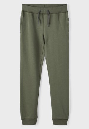 Joggingbukser i olivengrøn med elastisk linning, snøre, sidelommer og manchetter ved anklerne på en ensfarvet baggrund.