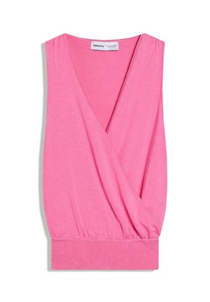 Ärmelloses rosa Stricktop mit tiefem V-Ausschnitt und geripptem Bund, überkreuztes Vorderteil, flach auf weißem Hintergrund liegend.