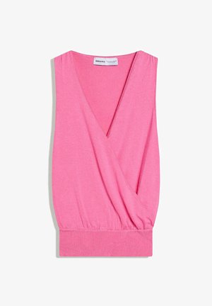 Mouwloze roze gebreide top met diepe V-hals en geribbelde tailleband, kruisvormig voorpand, platliggend op witte achtergrond.