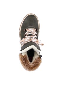 Botín de cuero verde con forro de piel sintética marrón. Presenta cordones con estampado, suela gruesa y un interior acolchado para mayor comodidad.