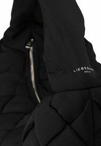 Schwarze Daunenjacke mit gestepptem Design, silbernem Reißverschluss und "LIEBESKIND BERLIN"-Logo auf dem Stoff. Glatte Textur, mit Kapuze.